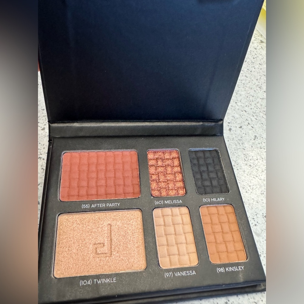 NEW DOUCCE - ON THE GO EYESHADOW PALLETE